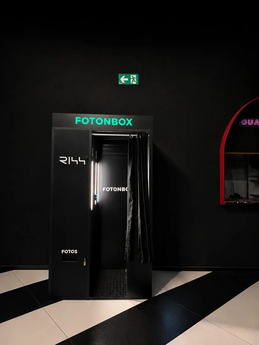 Fotomatón Fotonbox instalado en Rumbo 144, Valencia